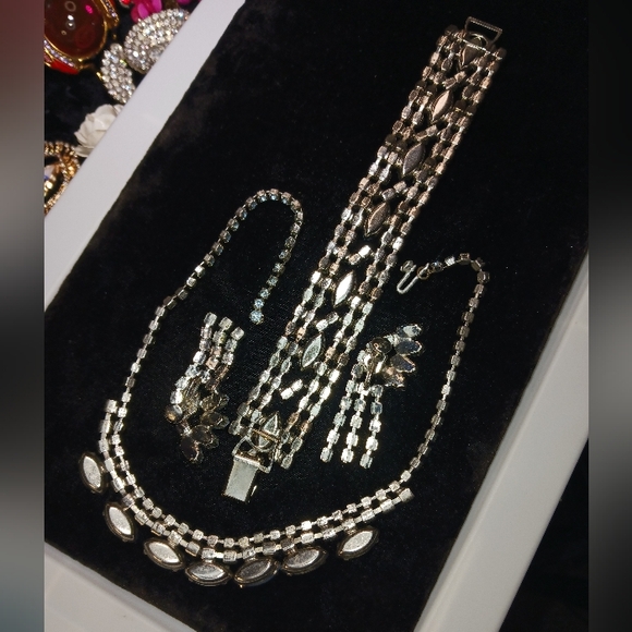 Vintage Parure Blue Milk Glass with Rhinestone Set Necklace Bracelet Ear… - Picture 14 of 15